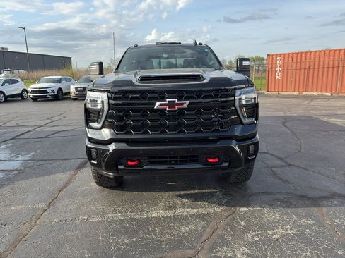 Used 2025 Chevrolet Silverado 2500 ZR2 w/ Technology Package AWD/4WD image 2