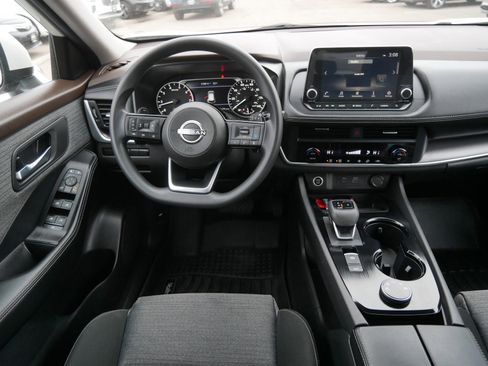 Used 2023 Nissan Rogue SV image 12