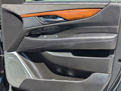 Used 2018 Cadillac Escalade ESV Luxury RWD image 45