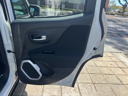 Used 2019 Jeep Renegade Latitude w/ UConnect 8.4 Nav Group FWD image 29