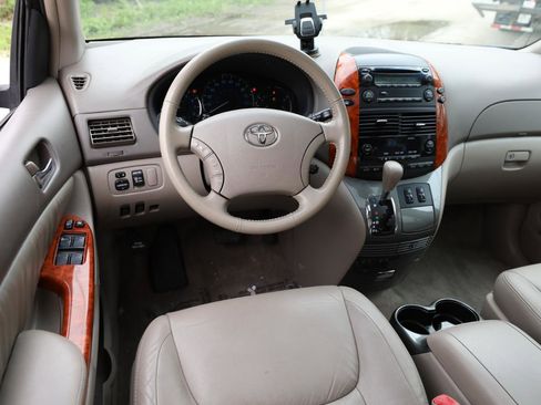 Used 2010 Toyota Sienna XLE FWD image 17