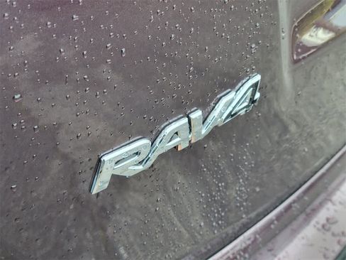 Used 2018 Toyota RAV4 LE image 5