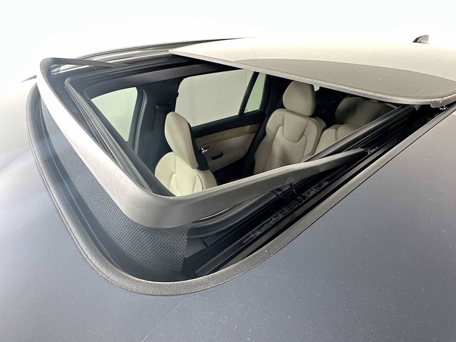 New 2026 Volvo XC90 T8 Plus w/ Protection Package Premier AWD/4WD image 19