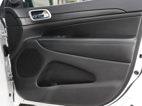 Used 2020 Jeep Grand Cherokee Altitude AWD/4WD image 9