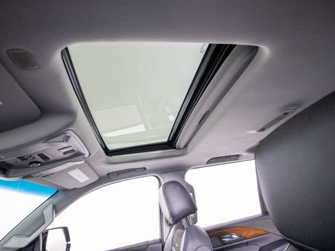 Used 2019 Cadillac Escalade ESV Luxury image 17