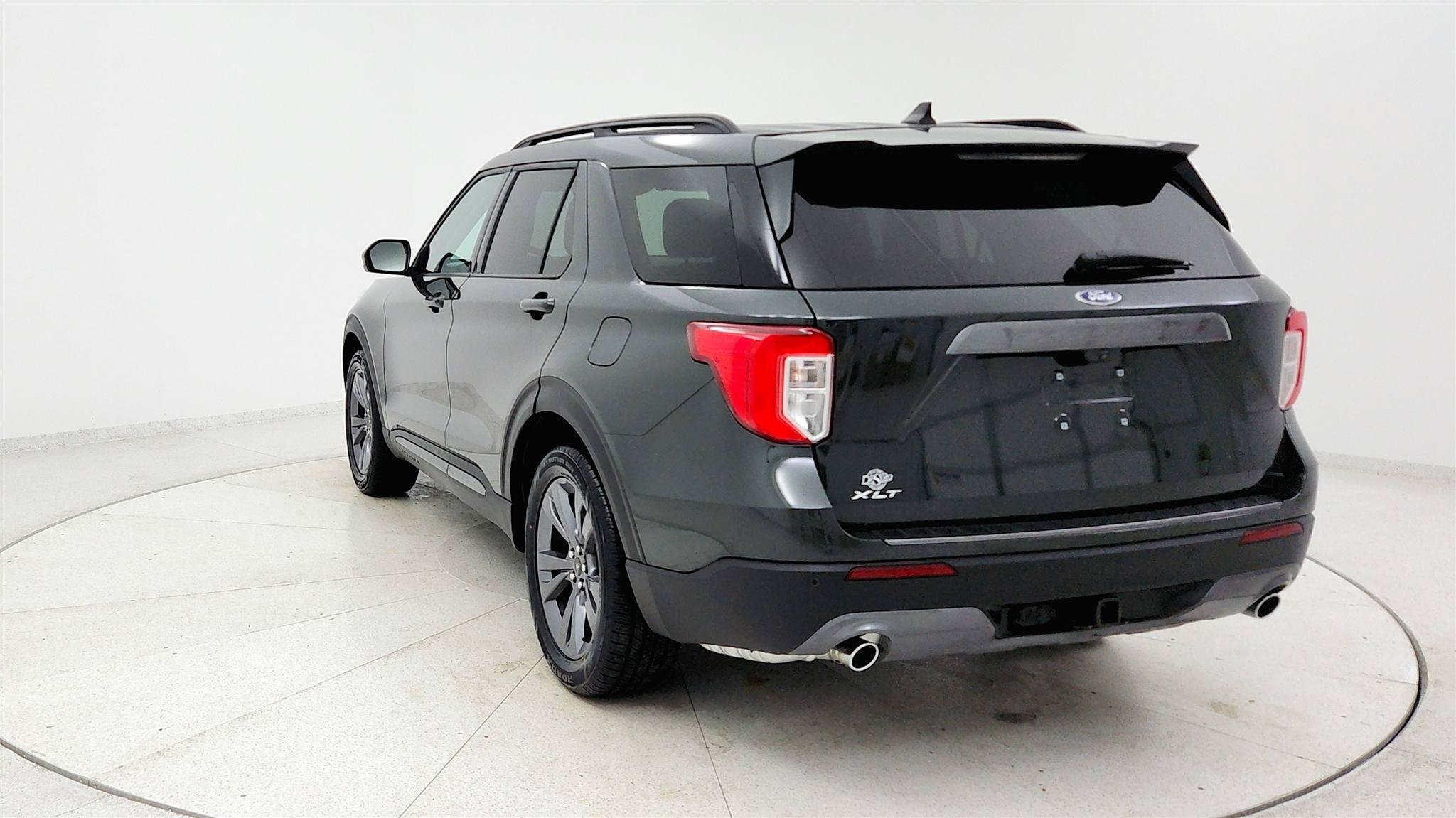 Used 2024 Ford Explorer XLT RWD image 4