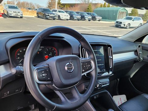 Used 2019 Volvo XC40 T5 Momentum image 10