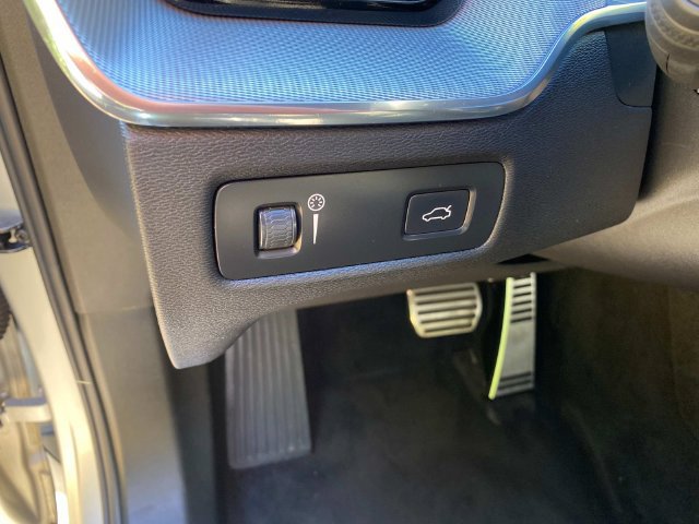 Used 2019 Volvo XC60 T5 R-Design FWD image 16