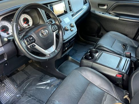 Used 2015 Toyota Sienna SE w/ SE Preferred Package FWD image 11
