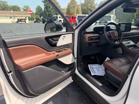 Used 2025 Lincoln Aviator Reserve w/ Equipment Group 201A AWD/4WD image 12