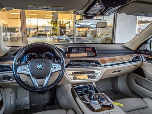 Used 2018 BMW 740i image 24