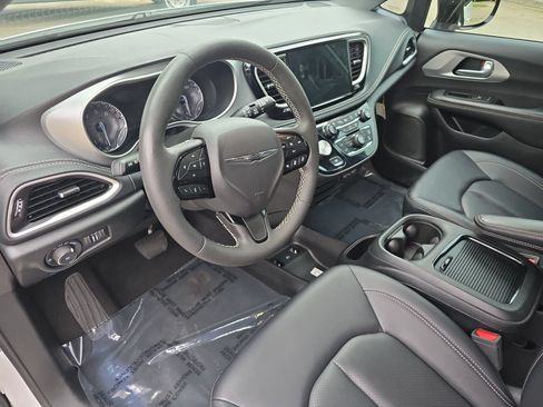 Used 2024 Chrysler Pacifica Touring-L w/ S Appearance Package FWD image 16