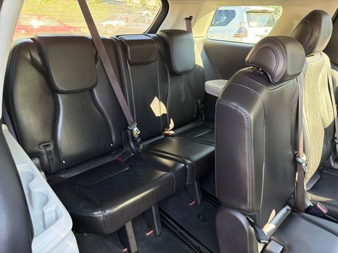 Used 2022 Kia Carnival LX FWD image 31