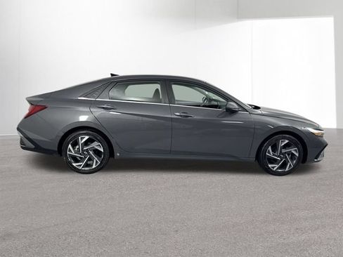 Used 2025 Hyundai Elantra SEL FWD image 35