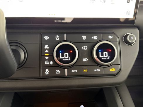 Used 2026 Land Rover Defender 110 X-Dynamic SE AWD/4WD image 17