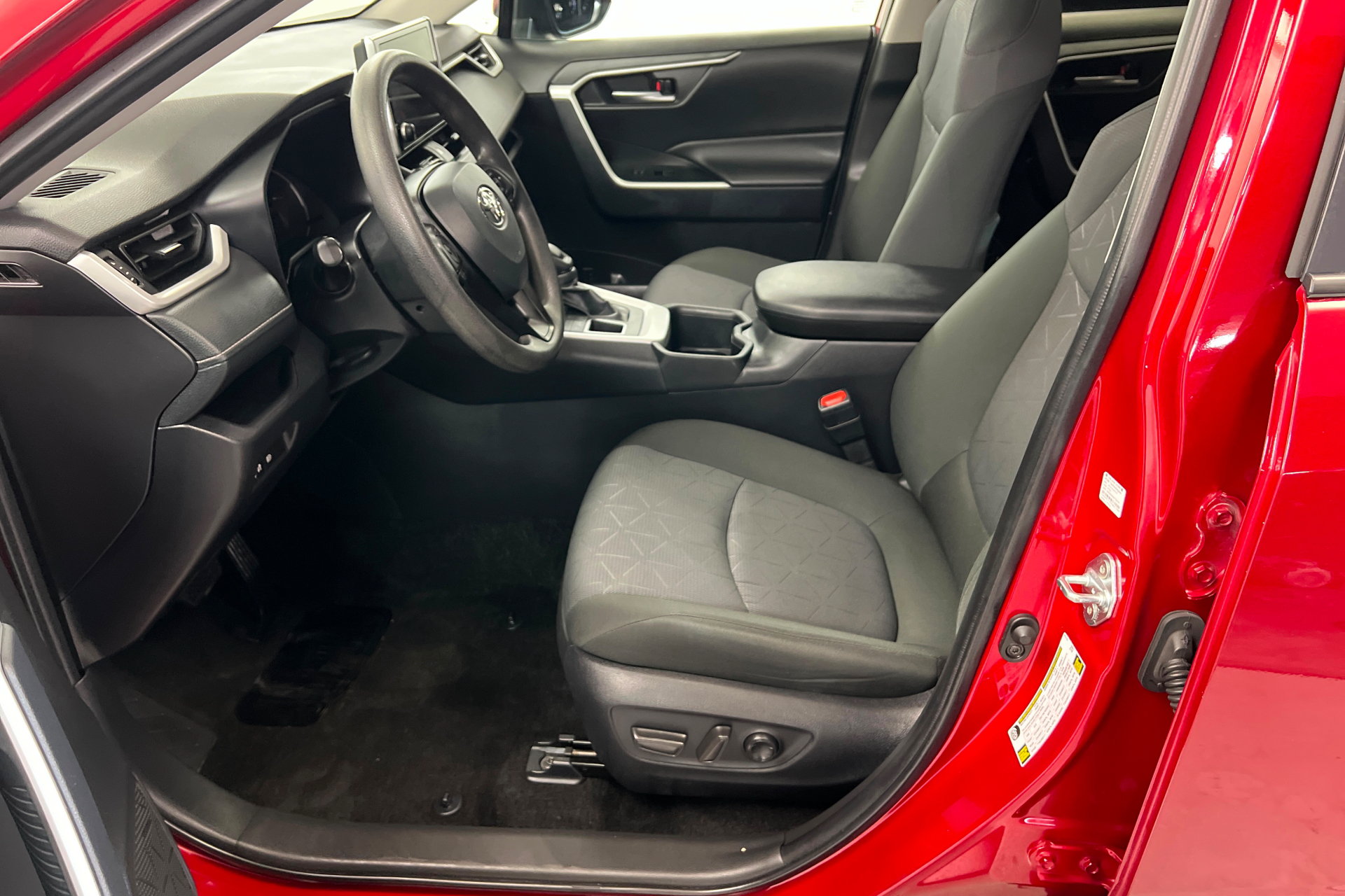 Used 2025 Toyota RAV4 XLE AWD/4WD image 17