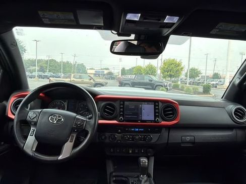 Used 2020 Toyota Tacoma TRD Sport w/ TRD Premium Sport Package AWD/4WD image 15
