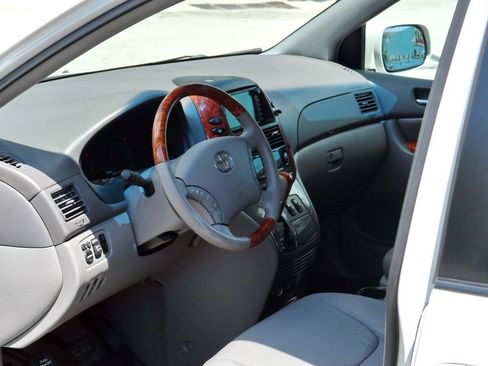 Used 2010 Toyota Sienna XLE Limited w/ XLE Limited Pkg 2 FWD image 17