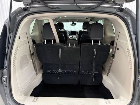 Used 2022 Chrysler Pacifica Touring-L w/ Uconnect Theater Family Group FWD image 25