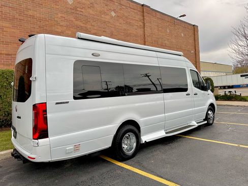 Used 2020 Mercedes-Benz Sprinter 3500 w/ Windows All Around Package image 95