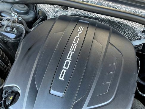 Used 2021 Porsche Macan image 32