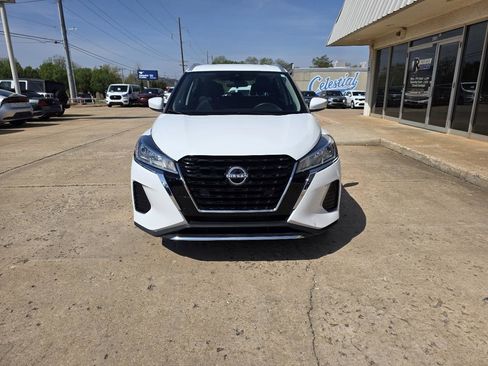 Used 2023 Nissan Kicks SV image 2