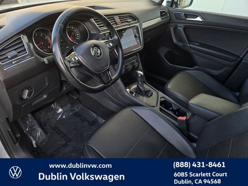 Used 2018 Volkswagen Tiguan SE w/ Panoramic Sunroof Package image 9