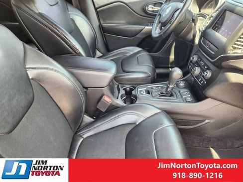 Used 2019 Jeep Cherokee Latitude Plus AWD/4WD image 14
