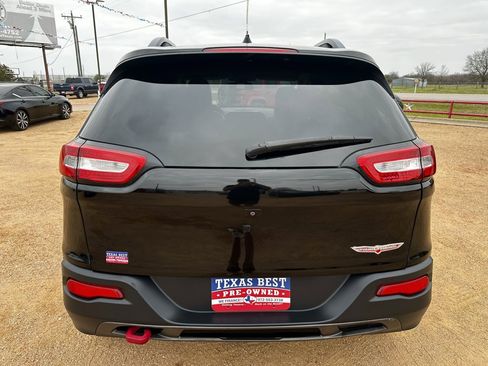 Used 2017 Jeep Cherokee Trailhawk image 4