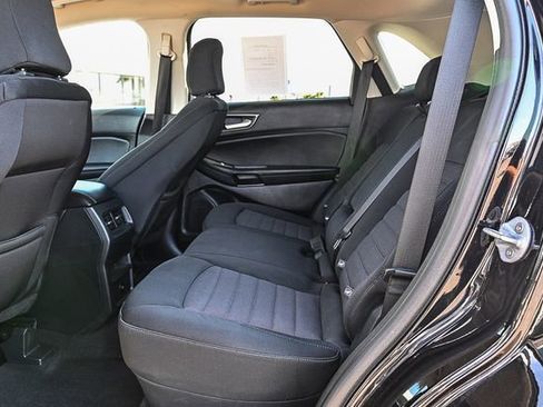 Used 2024 Ford Edge SE w/ Black Appearance Package image 18