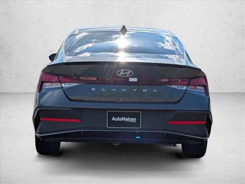 Used 2025 Hyundai Elantra Sport FWD image 8