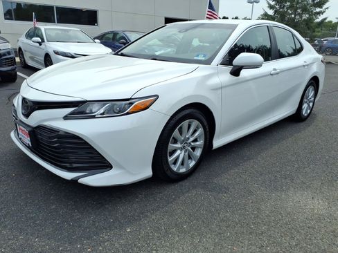 Used 2018 Toyota Camry LE w/ Convenience Package FWD image 5