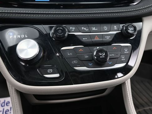 Used 2023 Chrysler Pacifica Limited image 13