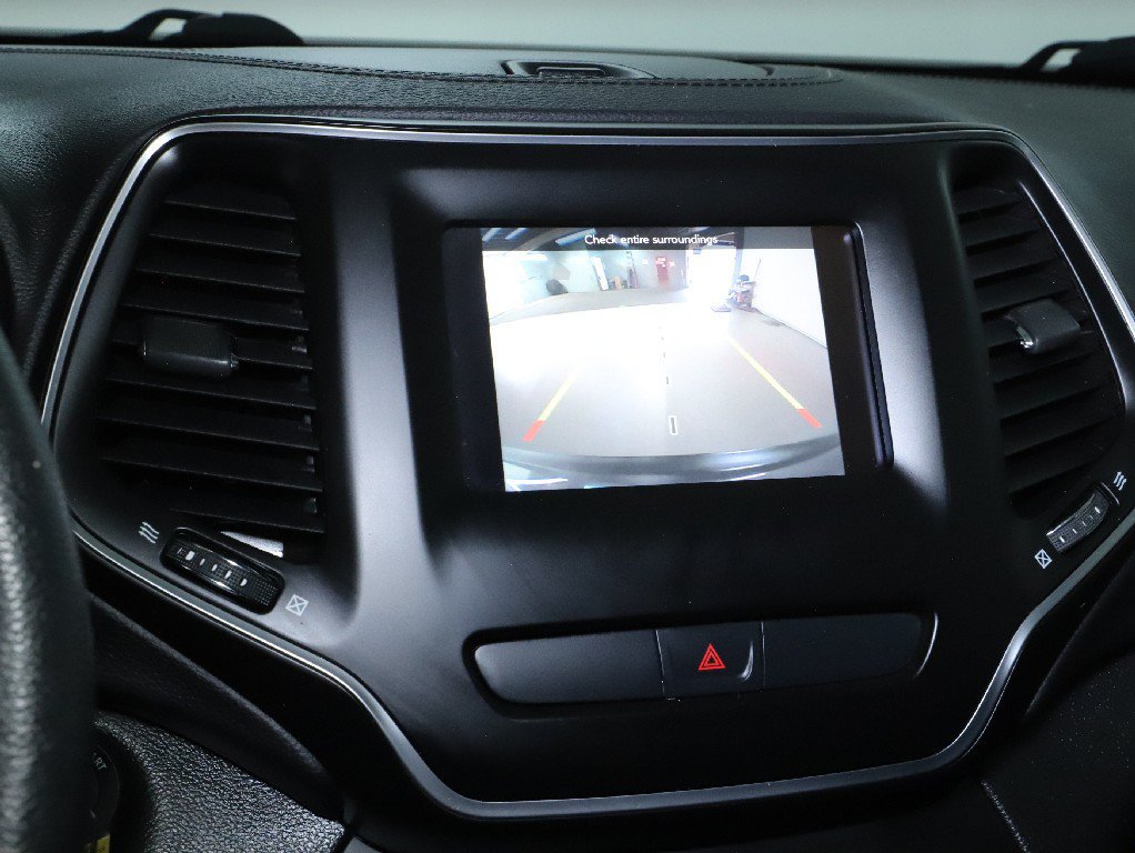 Used 2019 Jeep Cherokee Latitude w/ Popular Appearance Group AWD/4WD image 28