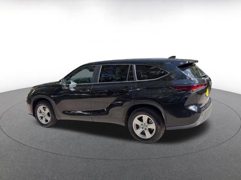 Used 2025 Toyota Highlander LE FWD image 10