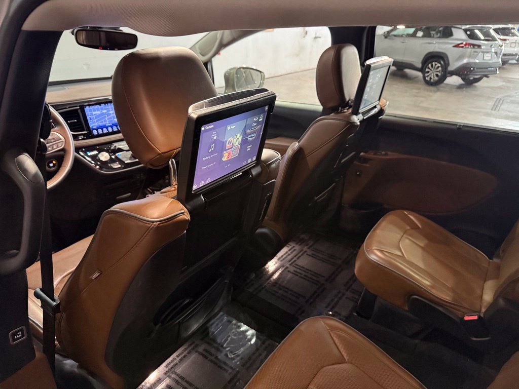 Used 2017 Chrysler Pacifica Limited w/ UConnect Theater Package FWD image 31