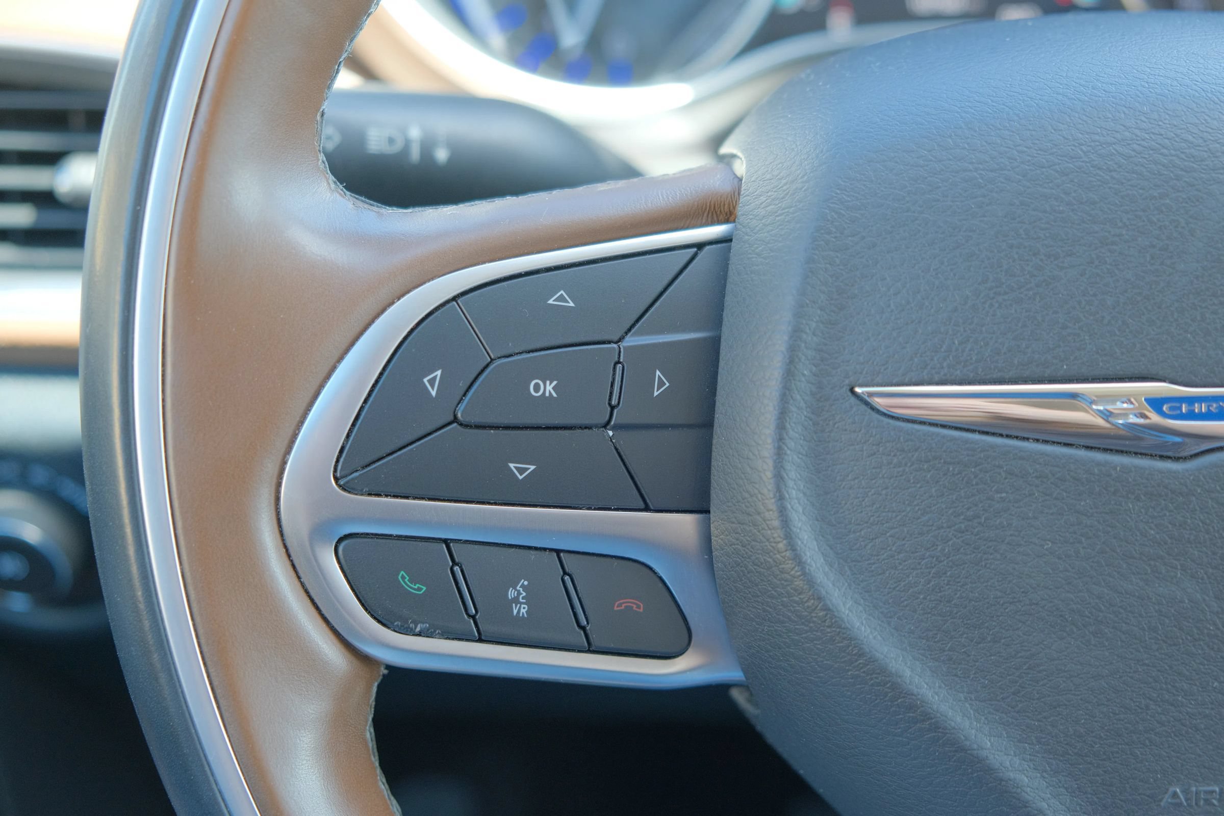 Used 2018 Chrysler Pacifica Limited w/ Tire & Wheel Group FWD image 28
