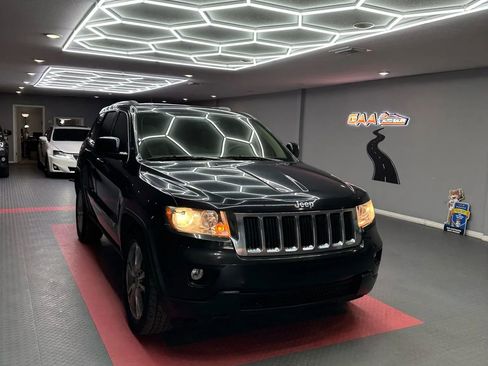 Used 2013 Jeep Grand Cherokee Laredo image 1