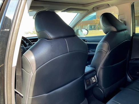 Used 2020 Toyota Camry XLE image 12