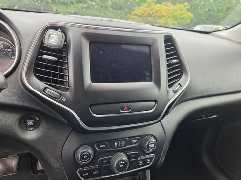 Used 2019 Jeep Cherokee Latitude Plus AWD/4WD image 15