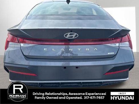 Used 2025 Hyundai Elantra Limited image 4