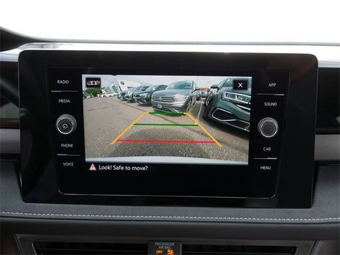 Certified 2025 Volkswagen Taos SE image 29