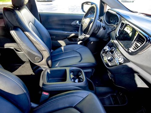 Used 2025 Chrysler Pacifica Select FWD image 18