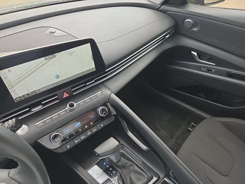 Used 2025 Hyundai Elantra SEL image 3