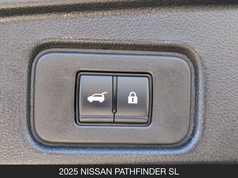 Used 2025 Nissan Pathfinder SL AWD/4WD image 25