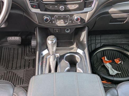 Used 2020 Chevrolet Traverse LT image 21