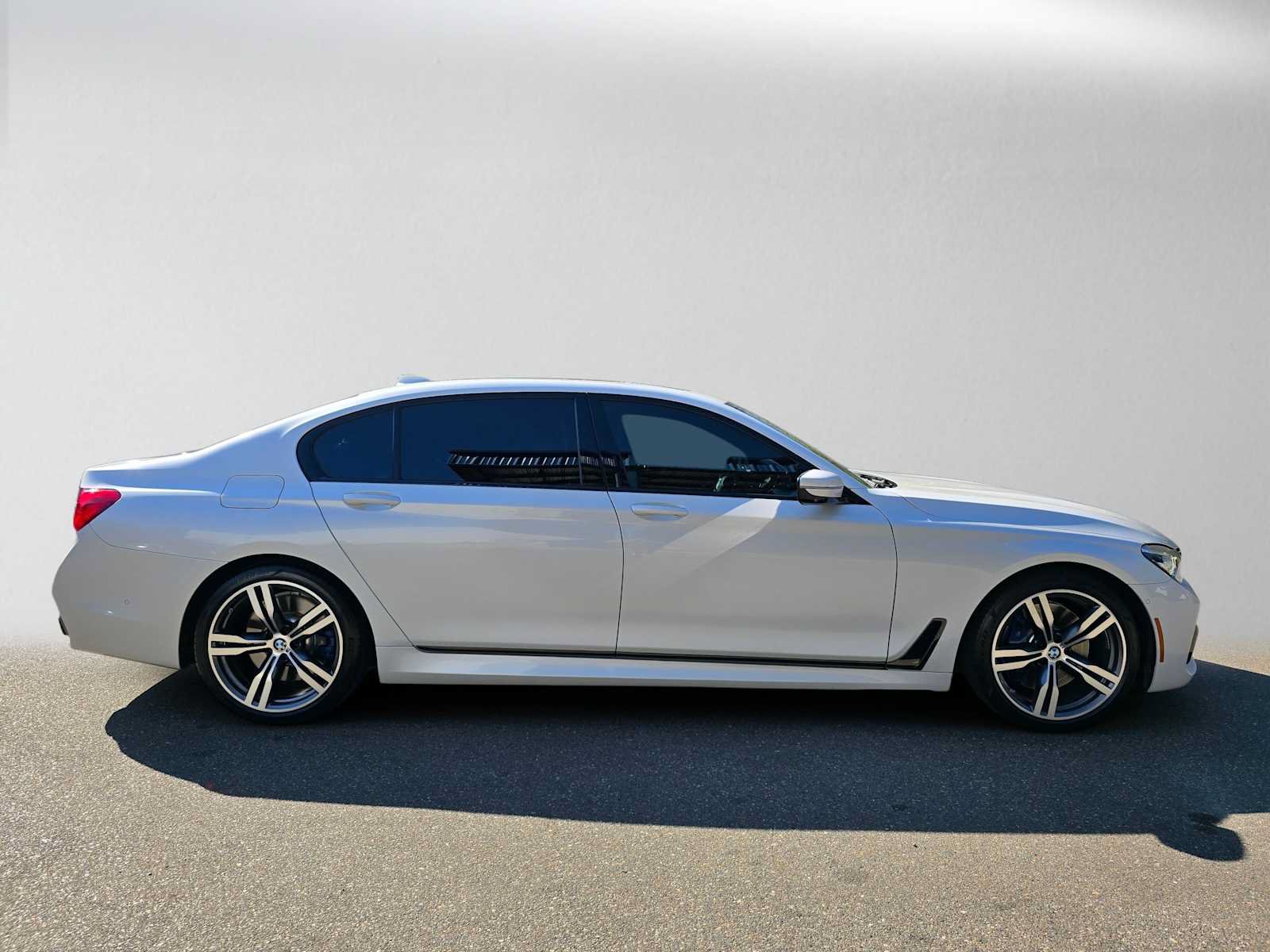 Used 2018 BMW 750i RWD image 2