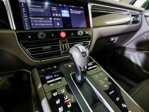 Certified 2025 Porsche Macan image 20