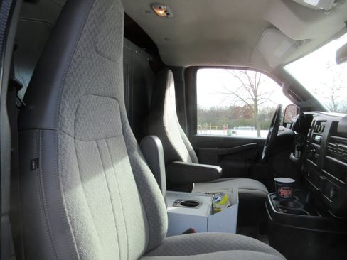 Used 2017 GMC Savana 3500 image 38