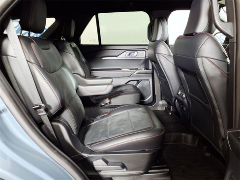 Used 2025 Ford Explorer ST image 11